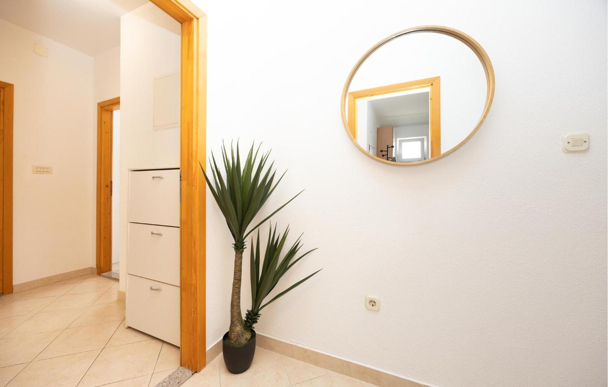 Stunning Apartment In Makarska Exterior foto